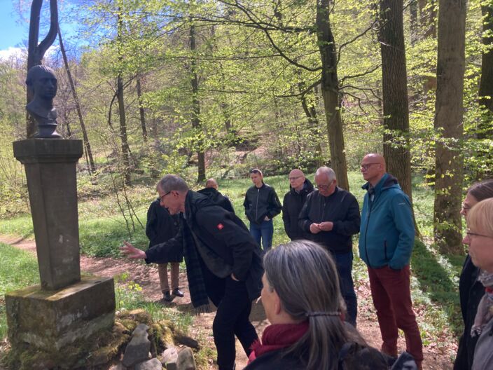 Der Dichter Uwe Kolbe vor der Büste Johann Gottfried Herders im Seifersdorfer Tal